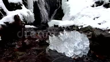 美丽的大冰，有抽象的裂缝。 冰柱瀑布，石溪河岸
